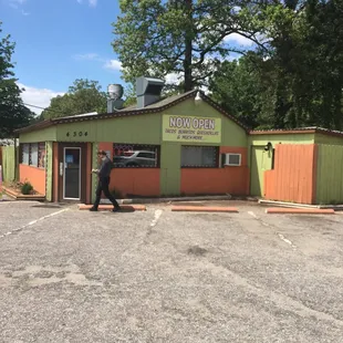 I hope the tacos are good! Waiting over 20 minutes so far for 6 tacos and a torta! First time here!