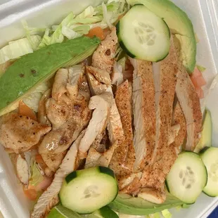 En salada de pechuga de pollo ala plancha