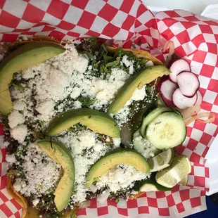 Tacos al carbón con aguacate