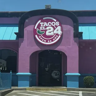 Building on Davis and Division in Arlington , Tx