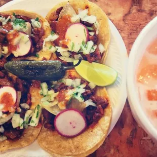 Tacos al pastor y fresca cantaloupe.