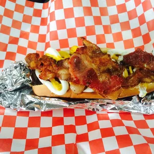 Hot dog mexicano con bacon, mostaza,mayonesa,ketchup,cebolla,tomate
