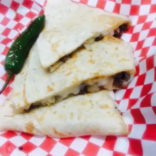 Quesadilla con torilla de harina grande y la carne que usted quiera