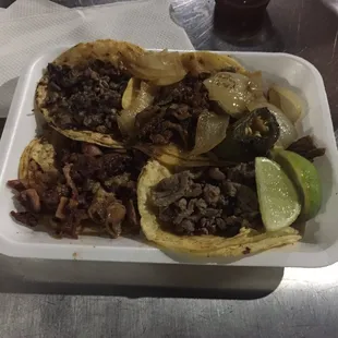 Mini Tacos: tripa, pastor, bistec, cabeza