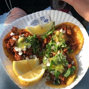 Tacos al pastor con agua de jicama