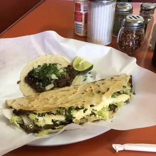 Quesadilla de barbacoa de borrego y taco de cabeza.. Mmmmm. Delicious!!