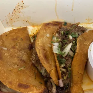 Queso birria tacos con consume