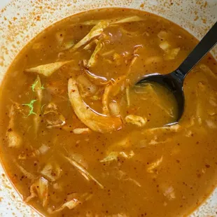 Estaria mejor si por lo menos le hubieran puesto carne según era de puerco pero solo un hueso pelon me hecharon