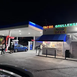 the front of a restaurant at night