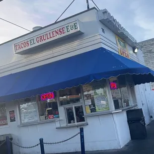 the outside of a restaurant
