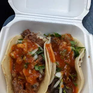 Tacos de tripa y cabeza al vapor