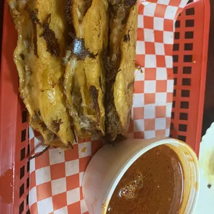 QuesaBirria tacos con Consomé