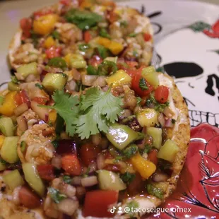 Tostada de ceviche de camarón con mango