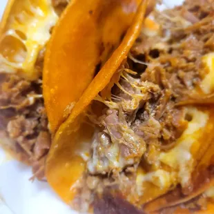 Quesatacos de birria de res ,