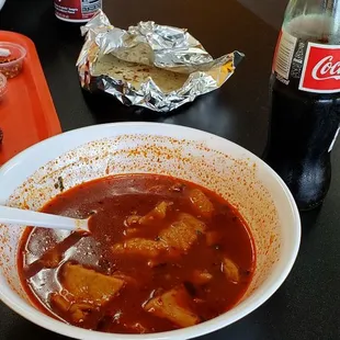 Menudo con tortillas