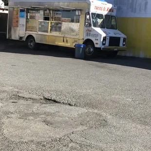 Nice clean surrounding ! And not a lot of people for it being lunch time which is great when you don't have a lot of time ..