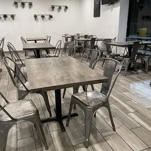 Seating on right side of restaurant- an hr before closing they only seat on the left