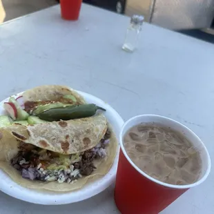 Quesadilla de asada y agua de cebada