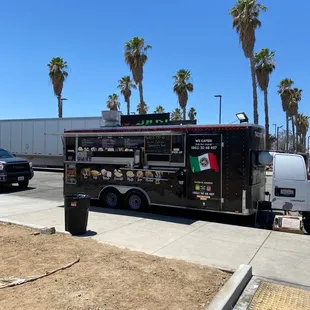 Food truck parked outside iHOP/Chevron.