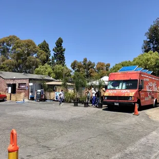 Tacos El Noa Noa truck outside the Sports Bar Pub on the corner of Evelyn and Fair Oaks