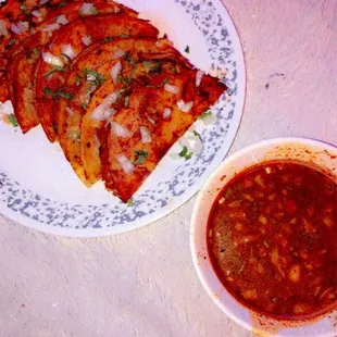 Birria taco y consume