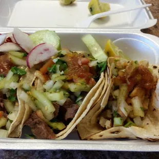 2 taco de lengua ay uno de pollo