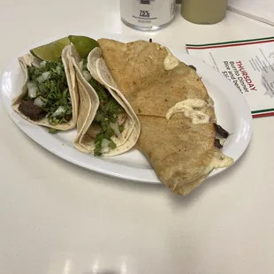 Tacos de carne asada de arrachera y una quesadilla con carne asada y camarón