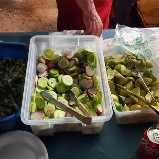 Accompaniments (cebolla y cilantro, pepinos y rábanos y limones) as well as ramekens.