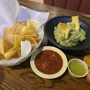 Chips and Salsa &amp; Guacamole Mediano