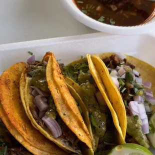 Tacos de birria con consomé