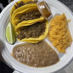 Tacos de barbacoa con arroz y frijoles