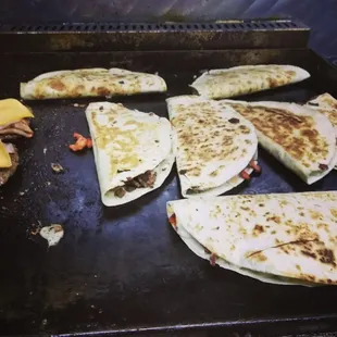 Quesadillas de pastor ( pork), quesadillas de bistec ( stake),quesadillas campechanas (mixed), quesadillas barbacoa.