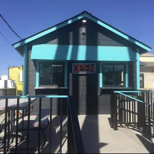 This is the new Tacos el Pueblo where are you can bring your friends and family to eat some delicious food.