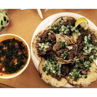Tacos al vapor de Birria y su consome