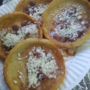 QUE ES ESTO? 3 DOLARES CADA SOPE CON TODO LO PEDI SOLO FRIJOL Y QUESO ME COBRARON PRECIO REGULAR Y SOLO ESA MISERIA LE PUSIERON