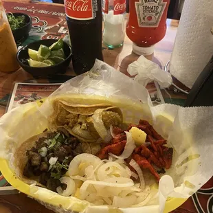 Tacos de Asada , Chicharrón y de trompo !