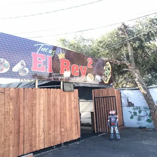 the entrance to el rey