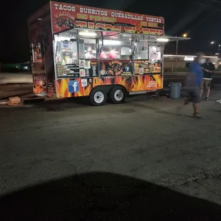 The food truck at 8:34 pm and there are ppl at their cars waiting on their food.... Good stuff