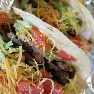 Tacos de asada c lechuga,  tomate y queso
