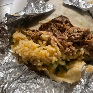 A esto ellos le llaman un burrito de Birria de res! Solo pusieron arroz y frijoles.