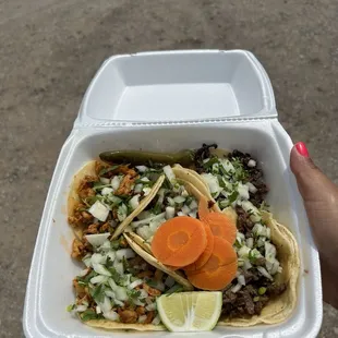 3 carne asada, 2 pollo tacos