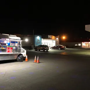 Truck has moved next to the DK/Alon gas station.