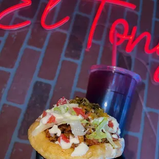 Sope de asada con una aguita Fresca de jamaica