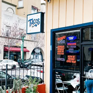 the outside of a restaurant