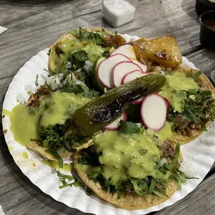 Tacos de lengua, pastor y buche con salsa de guacamole