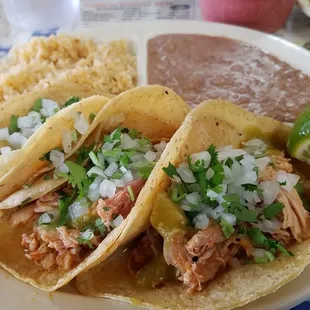 Tacos con pollo en chili chipotle (verde). LOVE at first bite!