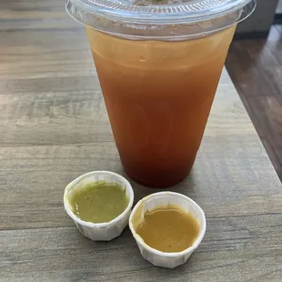 Agua fresca tamarindo (pequeño) con los "house salsa"