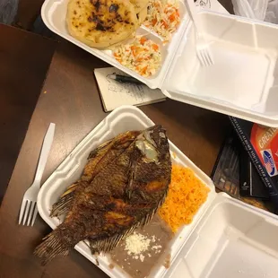 Mojarra Plato y 4 pupusas revueltas  mmm