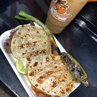 2 caramelos de carne asada y un agua de cebada