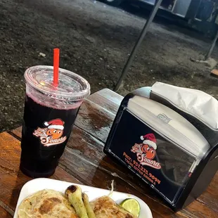 Dos caramelos de carne asada y 1 agua de Jamaica 
Tienes que probarlosS ‍